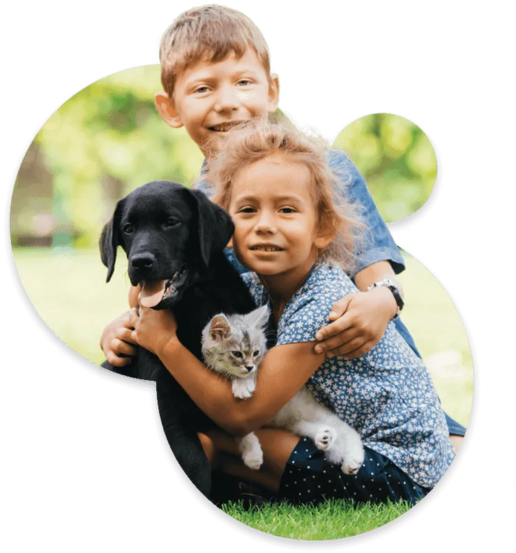 bambini in giardino con cane e gatto